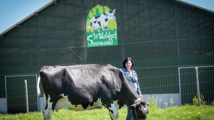 Carina Konrad zu Gast beim Milchhof Soonwald