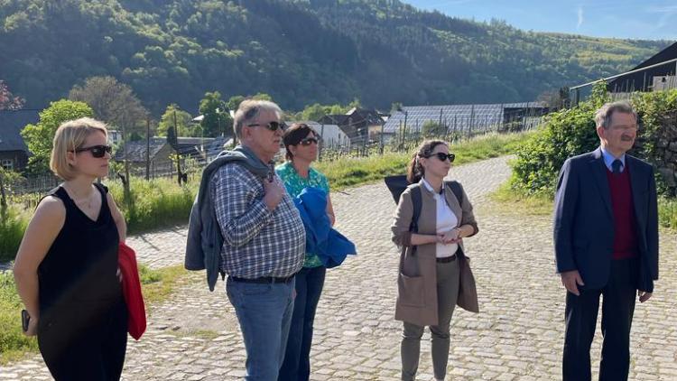 FDP-Politiker informieren sich über die Folgen des Klimawandels auf Weinbau und Tourismus an der Mosel.